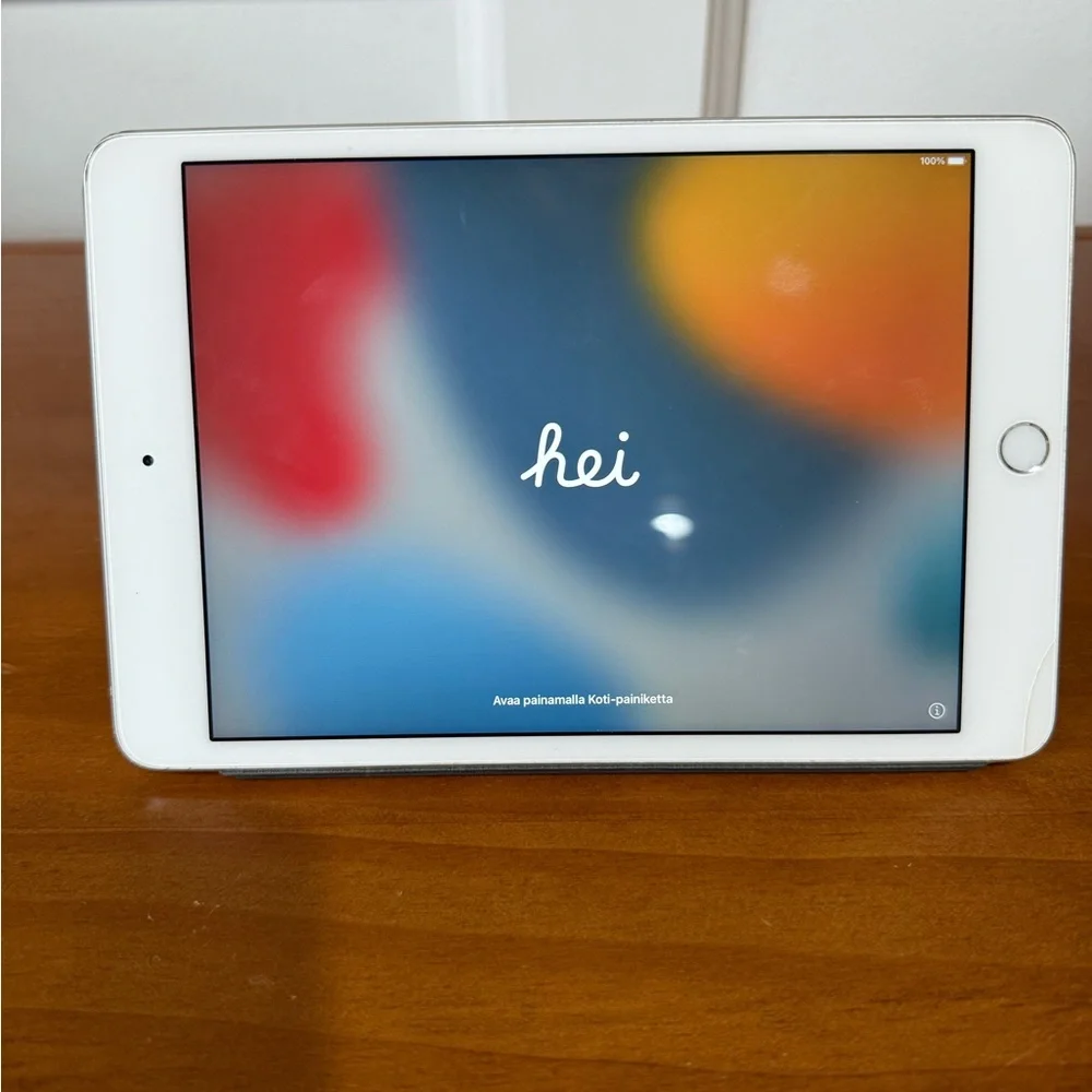 Pre-owned Apple iPad Mini 4th gen - White - Smart Cover included!
